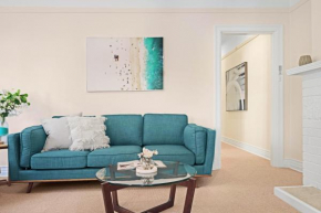 Art Deco apartment steps from harbour and beach